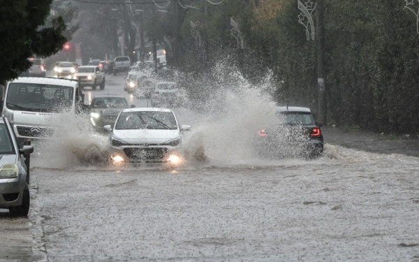 Με ισχυρές βροχές και καταιγίδες το καιρικό τοπίο στην Κεντρική Μακεδονία - Πορτοκαλί προειδοποίηση σε αρκετές περιοχές