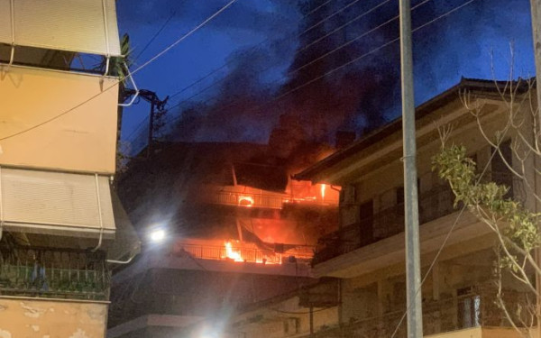 Φωτιά στον 3ο και 4ο όροφο πολυκατοικίας στην Αλεξάνδρεια Ημαθίας - Απεγκλωβίστηκε ένας ηλικιωμένος (φωτό και βίντεο)