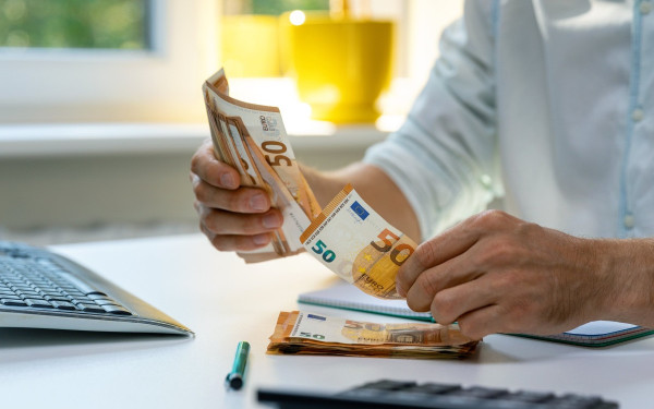 ΔΥΠΑ: Ξεκινά από τις 2 Απριλίου η προπληρωμή επιδομάτων, παροχών και Δώρου Πάσχα