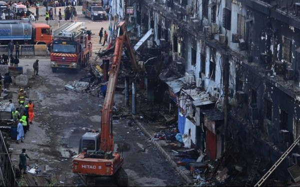 Πακιστάν: Τουλάχιστον 67 οι νεκροί από τη φωτιά σε εμπορικό κέντρο