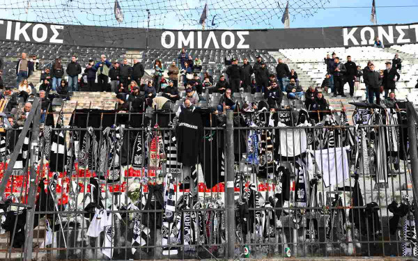 ΠΑΟΚ: Βουβός πόνος στην ανοιχτή Θύρα 4 - Πλήθος κόσμου αποχαιρετά τους οπαδούς που έχασαν τη ζωή τους στη Ρουμανία