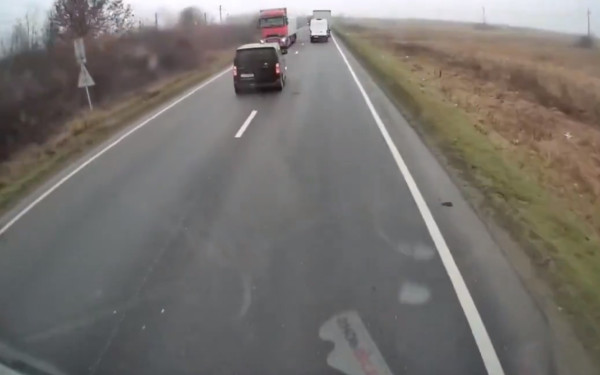 Δυστύχημα στη Ρουμανία: Το αναμμένο φλας αλλάζει τα δεδομένα - «Δεν μπορεί να μπλόκαρε το τιμόνι» (βίντεο)