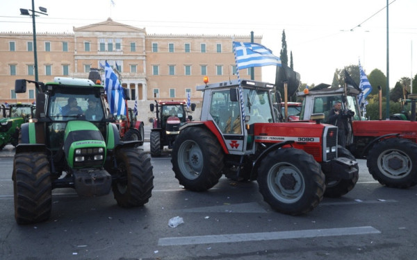 «Οργώνουν» το Σύνταγμα οι αγρότες: Μαζική κάθοδος με τρακτέρ στην Αθήνα