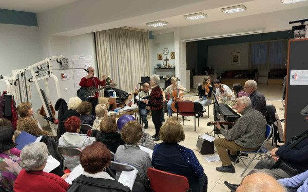 «Καφενείον Η Ωραία Ελλάς»: Η μνήμη γίνεται τραγούδι στη σκηνή του Αριστοτέλειον στη Θεσσαλονίκη (βίντεο)