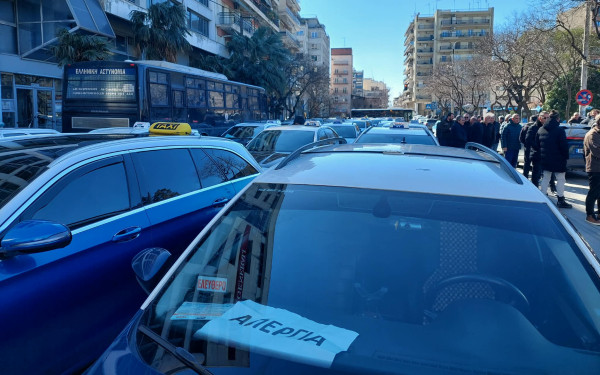 Θεσσαλονίκη: «Χειρόφρενο» τραβούν σήμερα και για 24 ώρες τα ταξί - Κατεβαίνουν στην Αθήνα για διαμαρτυρία