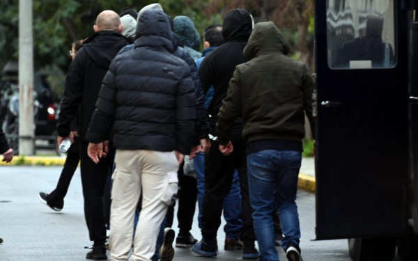 Δέκα προφυλακίσεις για το κύκλωμα με τα λαθραία τσιγάρα