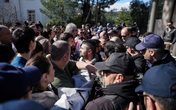 Νέα επεισοδιακή επίσκεψη Γεωργιάδη σε νοσοκομείο - ΟΠΚΕ και διαμαρτυρίες στην Μυτιλήνη (βίντεο)