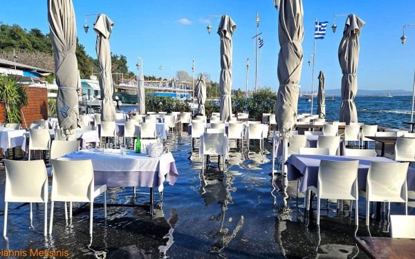 Θεσσαλονίκη: Υπερχείλισε ο Θερμαϊκός - Πλημμύρισαν παραλιακοί δρόμοι και επιχειρήσεις στην Καλαμαριά (βίντεο)