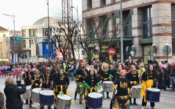 Θεσσαλονίκη: Ολοκληρώθηκε η καρναβαλική παρέλαση - Χιλιάδες καρναβαλιστές στους δρόμους της πόλης