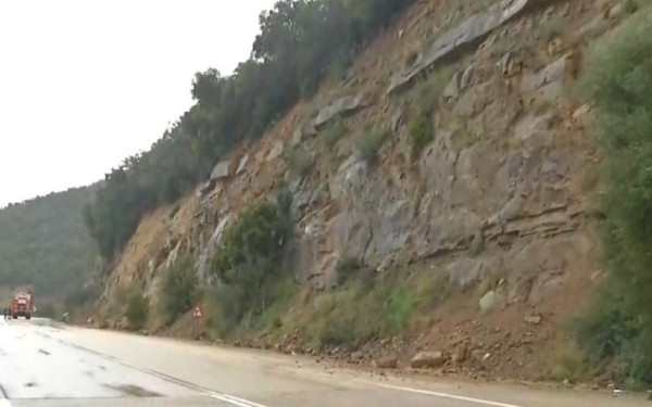 Αποκομμένη οδικώς η Ήπειρος: Κλειστή η παλαιά Εθνική Οδός Άρτας - Αμφιλοχίας μετά την Ιόνια Οδό, λόγω νέας κατολίσθησης (βίντεο)