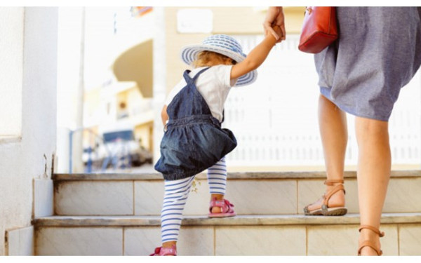 «Νταντάδες της Γειτονιάς»: Ανοίγει το μεσημέρι η πλατφόρμα για αιτήσεις - Ποιοι και πώς συμμετέχουν