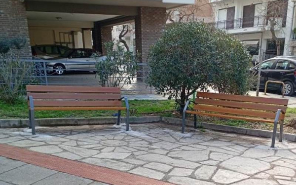 Δήμος Θεσσαλονίκης: 300 νέα παγκάκια αναβαθμίζουν την ποιότητα ζωής στις γειτονιές