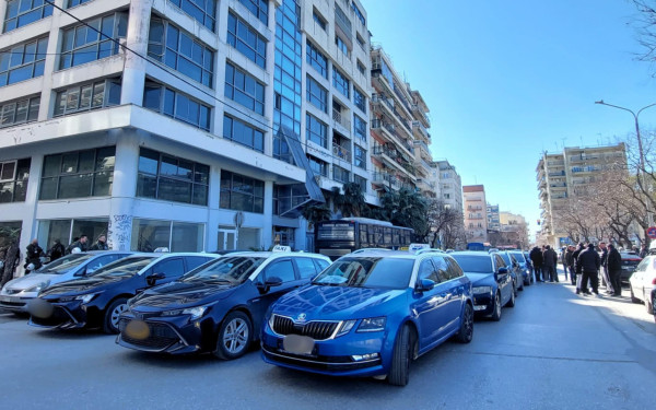 Ταξί: 24ωρη απεργία την Τρίτη - Στο «κόκκινο» ο κλάδος για ηλεκτροκίνηση και άρθρο 52