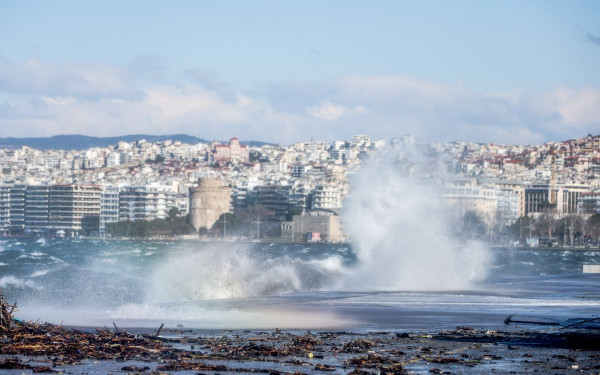 Θεσσαλονίκη: Στην στεριά βγήκαν τα νερά του Θερμαϊκού στο κέντρο - Πλημμυρισμένα κτήρια και στην Επανομή (βίντεο)