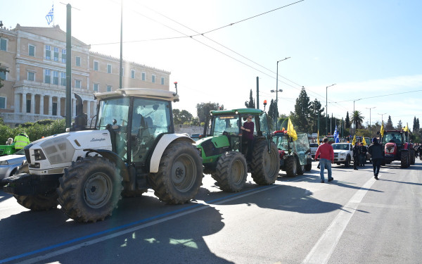Αποχωρούν από το Σύνταγμα τα τρακτέρ μετά το συλλαλητήριο της Πανελλαδικής Επιτροπής των Μπλόκων