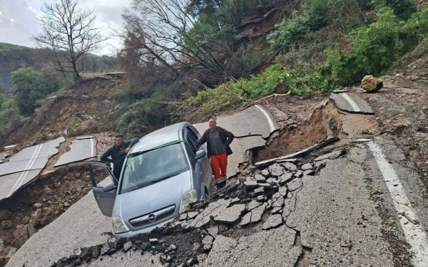 Δρόμοι κομμένοι στα δύο και πλημμυρισμένες γειτονιές - Η εικόνα μετά την κακοκαιρία σε Βόρεια Ελλάδα, Ήπειρο και νησιά