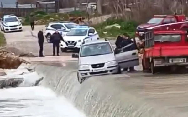 Αλεξανδρούπολη: Οδηγός επιχείρησε να διασχίσει ρέμα με το αυτοκίνητο και εγκλωβίστηκε - Δείτε βίντεο