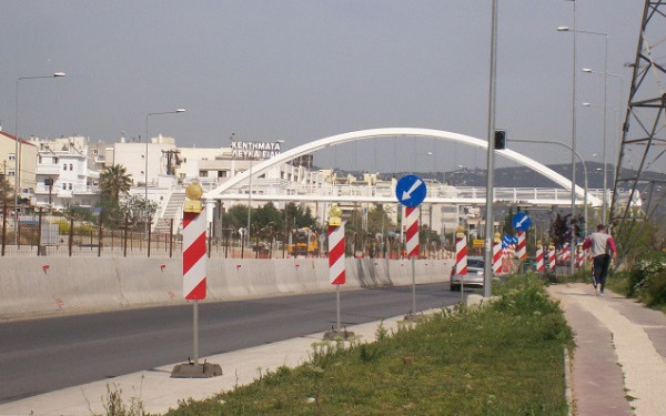 Εύοσμος: Δημόσιος κίνδυνος το «κούφιο» πάρκο άνωθεν του περιφερειακού - Δεν λειτουργεί ακόμη ούτε το ασανσέρ στην πεζογέφυρα