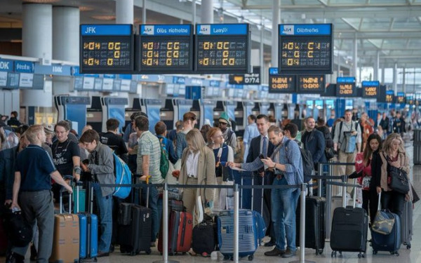 Αεροπορικά ταξίδια στην ΕΕ: Τέλος στις έξτρα χρεώσεις για τις θέσεις των παιδιών και στα «πέναλτι» επιστροφής