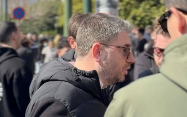 ΠΑΣΟΚ-ΚΙΝΑΛ: Στη συγκέντρωση στο Σύνταγμα ο Ν. Ανδρουλάκης μαζι με βουλευτές του κόμματος (βίντεο)