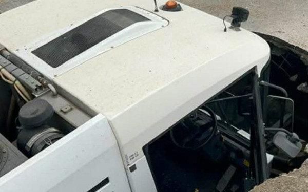 Ιωάννινα: Οδηγός απορριματοφόρου σώθηκε από θαύμα όταν δρόμος «κατάπιε» το όχημα