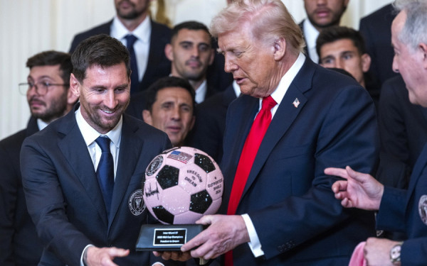 Διεθνές κράξιμο στον Μέσι για τον Τραμπ, τον πόλεμο στο Ιράν και ένα χειροκρότημα (βίντεο)