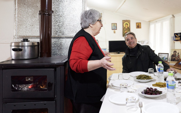 Έβρος: Το τραπέζι με ντολμαδάκια έκανε στον Μητσοτάκη η «κυρά του Δέλτα»