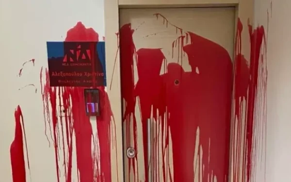 Επίθεση με μπογιές στο γραφείο της Αλεξοπούλου στην Πάτρα