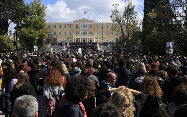 Αθήνα: Μεγάλη συγκέντρωση στο Σύνταγμα για τη μαύρη επέτειο των Τεμπών - 128 προσαγωγές και 3 συλλήψεις