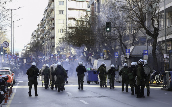 Θεσσαλονίκη: Επεισόδια με μολότοφ, δακρυγόνα και ανθρωποκυνηγητό μετά την πορεία για τα Τέμπη - 45 προσαγωγές και 5 συλλήψεις (βίντεο και φωτό)