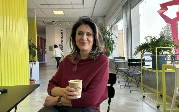Πρωινός καφές με την καλλιτεχνική διευθύντρια του MΟΜUS-Μουσείου Σύγχρονης Τέχνης  Θούλη Μισιρλόγλου (βίντεο)