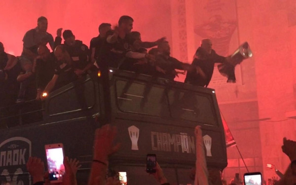 Ώρα 01:30: Έφτασε στο Λευκό Πύργο η ομάδα του ΠΑΟΚ (videos+photos)