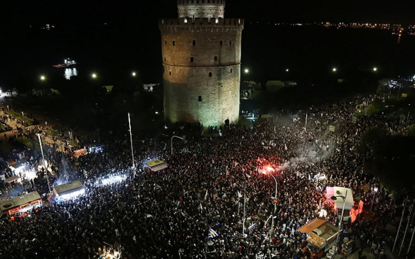 Αποθέωση του ΠΑΟΚ από χιλιάδες φιλάθλους στο Λευκό Πύργο (photos+videos)
