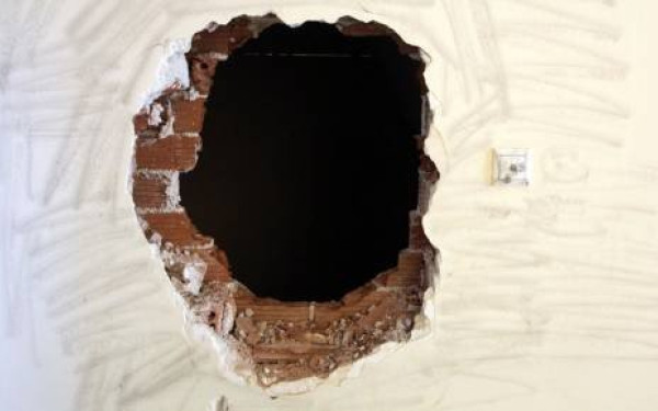 Κινηματογραφικό ριφιφί στον Πειραιά: Άνοιξαν τρύπα και άδειασαν χρηματοκιβώτιο εταιρείας χρυσού (βίντεο)