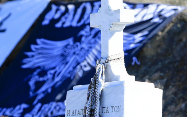 Άγνωστοι έκλεψαν τις σημαίες του ΠΑΟΚ από το μνημείο στα Τέμπη