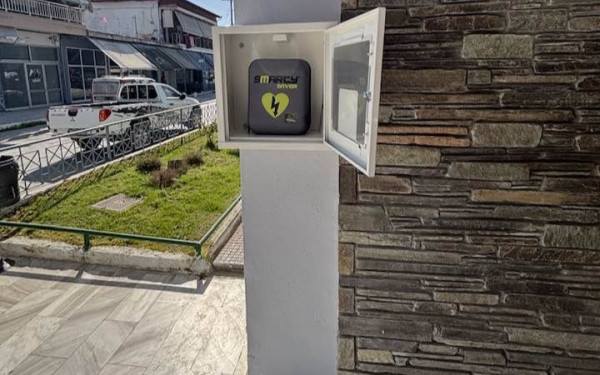 Ο Δήμος Δέλτα τοποθετεί 42 απινιδωτές σε δημοτικά κτίρια και σχολικές μονάδες