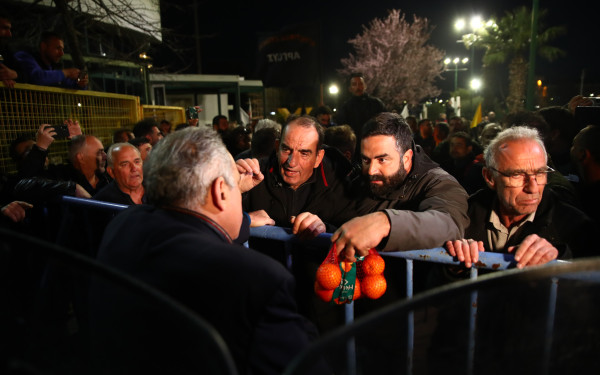 Διαμαρτυρία αγροτών στη ΔΕΘ: Μοίρασαν πορτοκάλια πριν αποχωρήσουν με τα τρακτέρ (βίντεο)