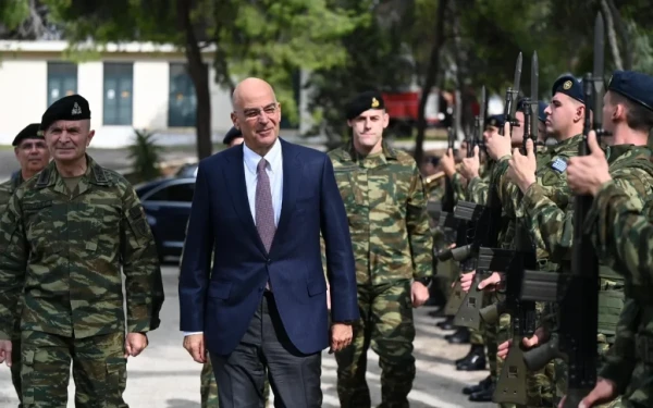 Ιωάννινα: Απροειδοποίητη επίσκεψη Νίκου Δένδια στο στρατόπεδο Περάματος