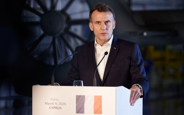 Η απάντηση του Μακρόν στις προσωπικές αναφορές του Τραμπ