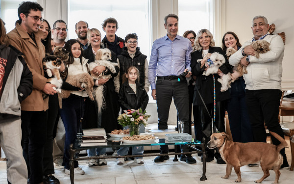 Κυρ. Μητσοτάκης: Υποδέχτηκε Έλληνες που επαναπατρίστηκαν από τη Μέση Ανατολή μαζί με τα ζώα συντροφιάς τους