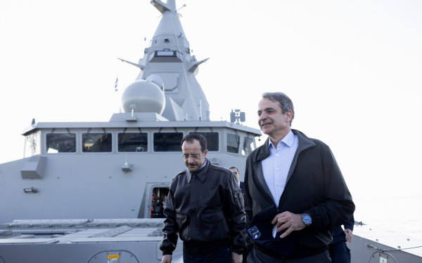 Ιστορική επίσκεψη Μητσοτάκη - Χριστοδουλίδη στη φρεγάτα «Κίμων»: «Είμαστε εδώ για ό,τι χρειαστεί»