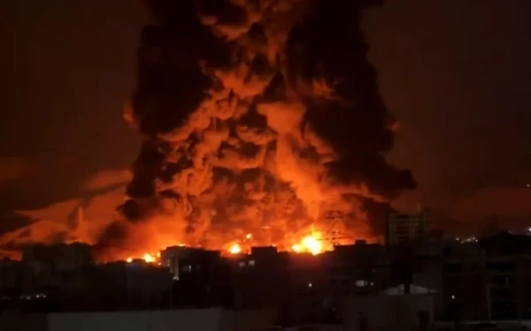 Κόλαση φωτιάς στην Τεχεράνη μετά το χτύπημα του Ισραήλ σε δεξαμενές πετρελαίου
