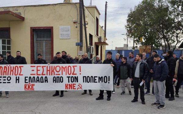 Θεσσαλονίκη: ΚΚΕ και ΚΝΕ μπλοκάρουν ΝΑΤΟϊκό τρένο - Αντιπολεμική δράση στον σιδηροδρομικό σταθμό (βίντεο)