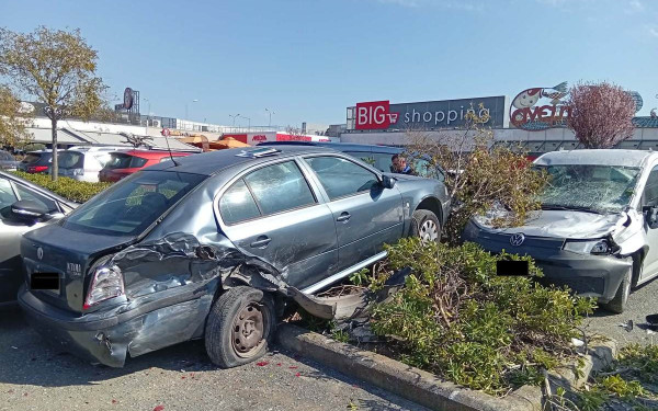 Θεσσαλονίκη: Ατύχημα με τραυματία σε πάρκινγκ εμπορικού κέντρου - Ηλικιωμένος «καρφώθηκε» σε άλλο όχημα