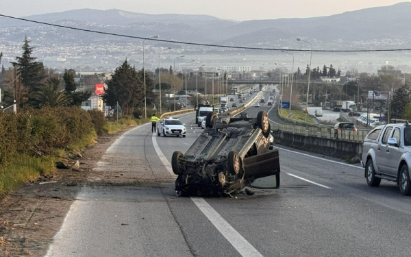 Τροχαίο στην ΕΟ Θεσσαλονίκης - Μουδανιών: ΙΧ βγήκε εκτός πορείας και αναποδογύρισε - Τραυματίστηκε ο νεαρός οδηγός