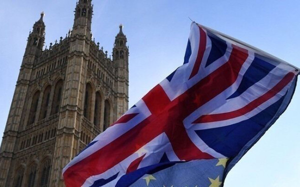 Δέκα χρόνια μετά το Brexit η Βρετανία επανεξετάζει την ελεύθερη μετακίνηση πολιτών με την Ε.Ε.
