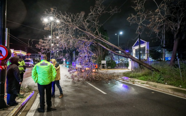 Κακοκαιρία Erminio: Νεκρός άνδρας στη Νέα Μάκρη - Iσχυρές βροχές και αφρικανική σκόνη - Πού είναι κλειστά τα σχολεία