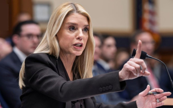 Ραγδαίες εξελίξεις στις ΗΠΑ: Ο Τραμπ απέπεμψε την υπουργό Δικαιοσύνης Παμ Μπόντι