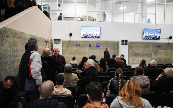 Η δίκη για τα Τέμπη πρέπει να συνεχιστεί το συντομότερο δυνατό αλλά σε κατάλληλο χώρο, λέει η οικογένεια του Τάσου Κουτσόπουλου