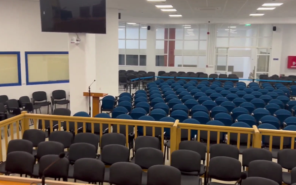 Τέμπη: Συνεχίζεται η δίκη στη Λάρισα - Αυστηρά μέτρα εισόδου και μετατροπές στην αίθουσα